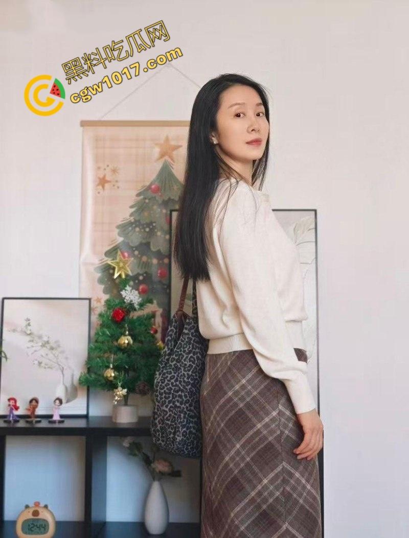 乱伦大神爆操会喷水的大胸嫂子， 肥臀露逼乱摇，野性至极，美艳嫂子呻吟尖叫，娇躯颤抖，欲仙欲死！-2