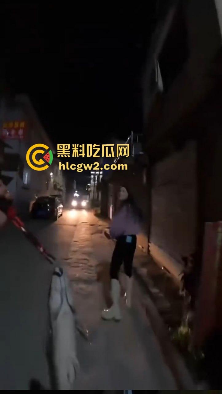 钓鱼佬想换小姐姐十分钟激情 拿条黄辣丁换草逼 小姐姐一脸嫌弃 把人当翘嘴钓呢?-15