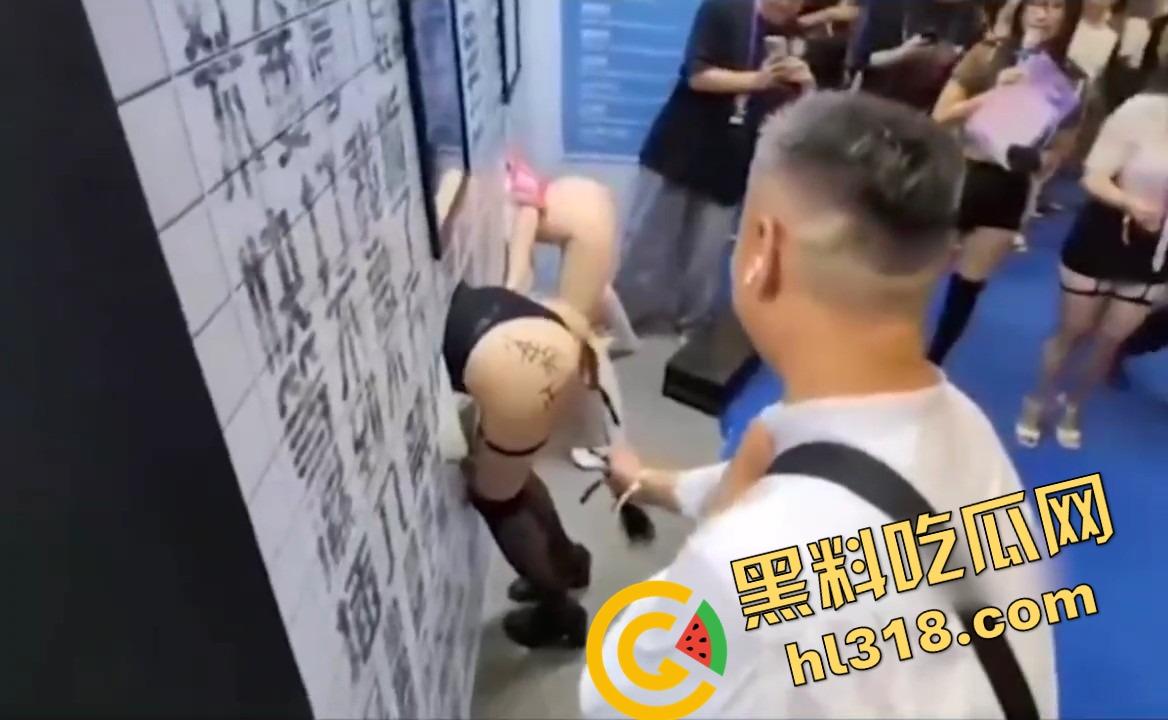 台湾成人show疯了，母狗字样真敢写，美女一排排屁股挂墙随便抽，交钱就能爽一把！-7