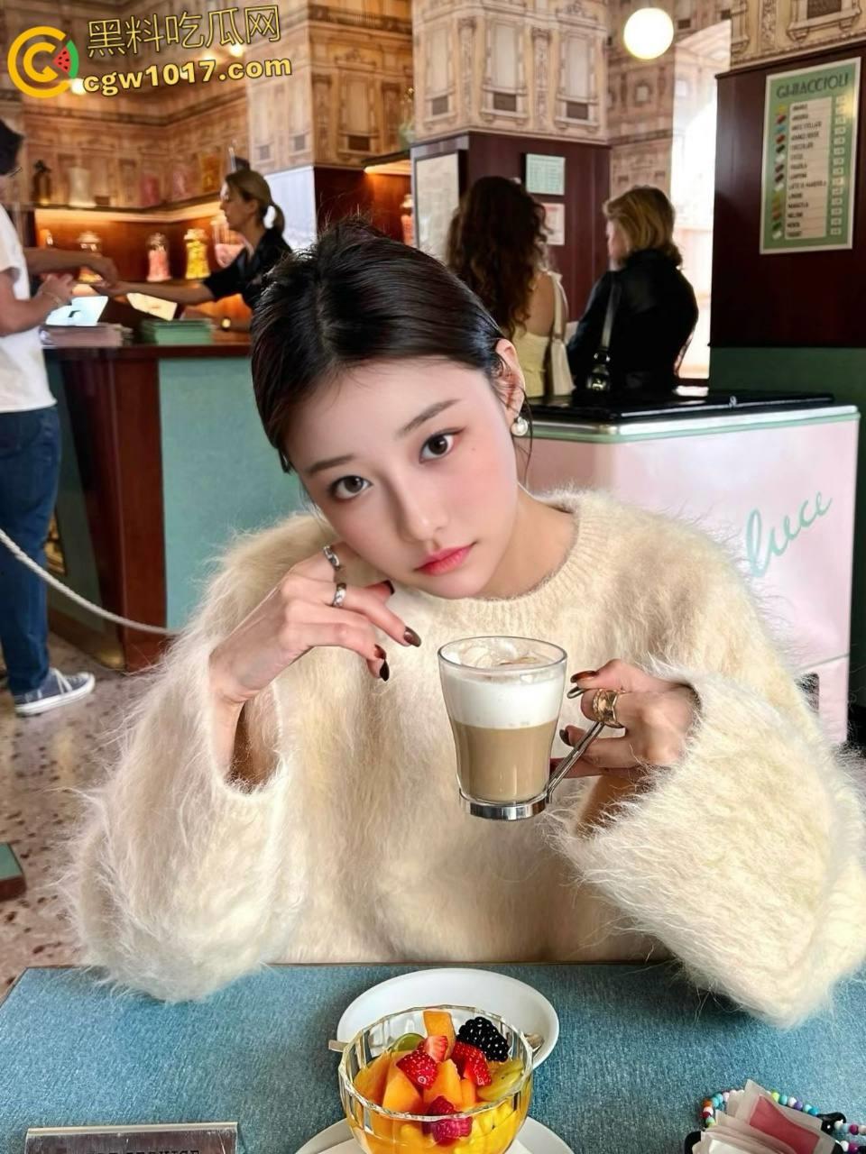 强推牛仔裤裤里丝的姐姐，狗链子拴起来调教，穿着吊带黑丝被后入狂操，对着脸爆射小母狗 ！-2