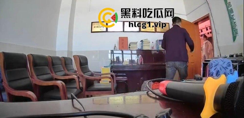 河南郑州三中教导主任竟在办公室‘办事做爱’！与老师讨论工作变干逼，摄像头全程记录！-10