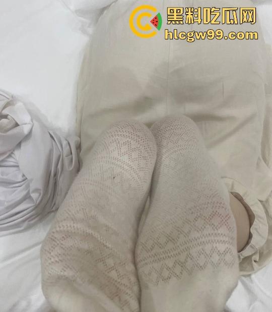 为人师表是假全裸是常态，骚老师女友勾引到停不下来，一天两炮伺候不够，学生们的打飞机素材都实现了！-8