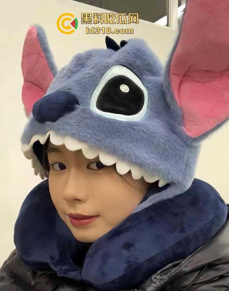 哈尔滨大学清纯女大【黄菲菲】调教视频流出，反差母狗趁室友熟睡拍露穴淫片，白色网袜为金主足交骚气满屏！-7