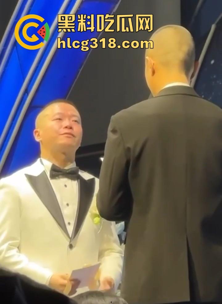 四川一对同性恋的特殊婚礼，冒着被人嘲笑的风险勇于做自己，“新娘