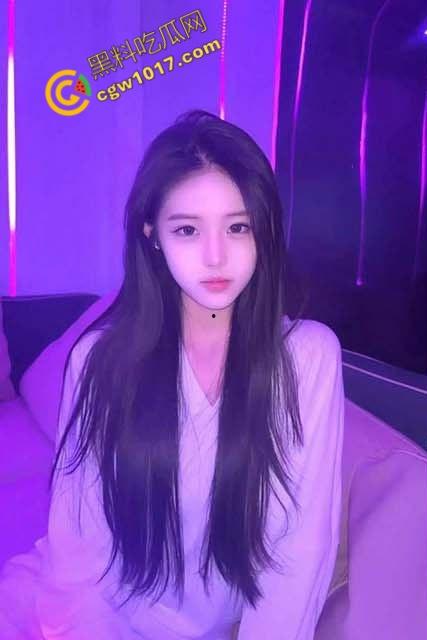 表哥和我一起享受美丽表妹的诱人肉体：狂野三人行，她的娇喘和酥软身躯让人疯狂，双重攻势令她欲仙欲死-1