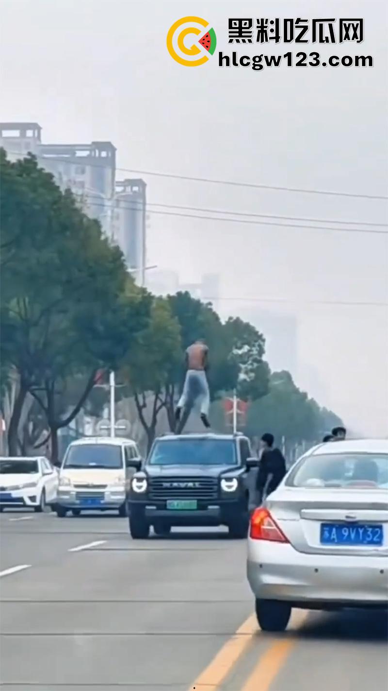 河南信阳纹身小伙，吸毒后当街疯狂砸车警车也不放过，叔叔都是见过大场面的完全不慌！-6