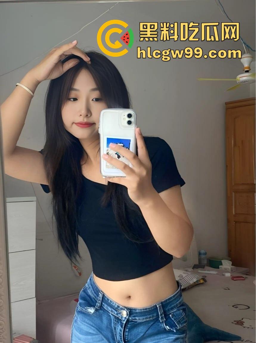 四川师范大学高颜值学妹【周晓昭】 被土豪包养成金丝雀，3P也来者不拒，镜子前跪地口交真是太骚了！-1