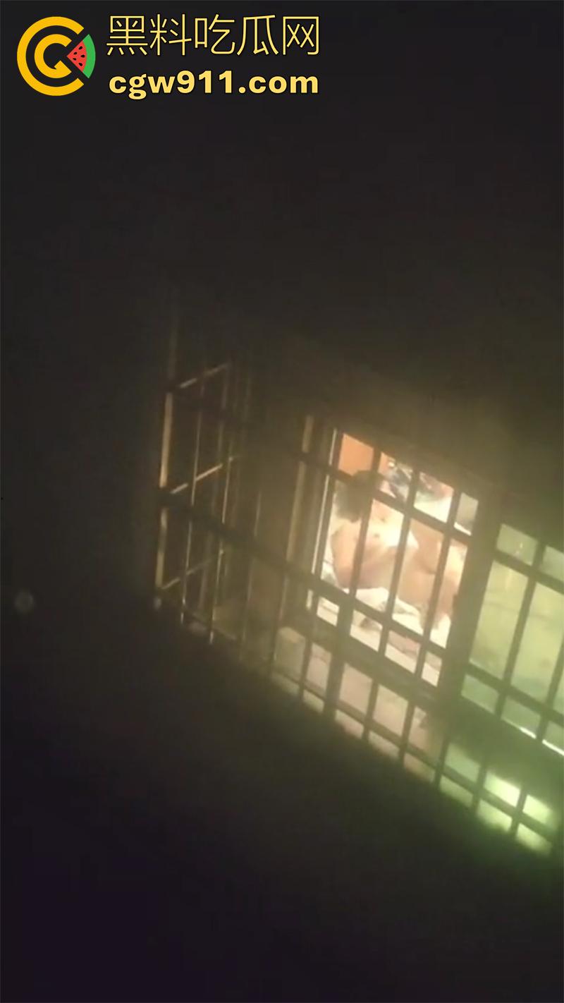 偷拍邻居开窗操逼，大姐趁老公不在偷情，竟开着窗户激情对垒，这段视频留下来，是不是能威胁大姐来一发？-5