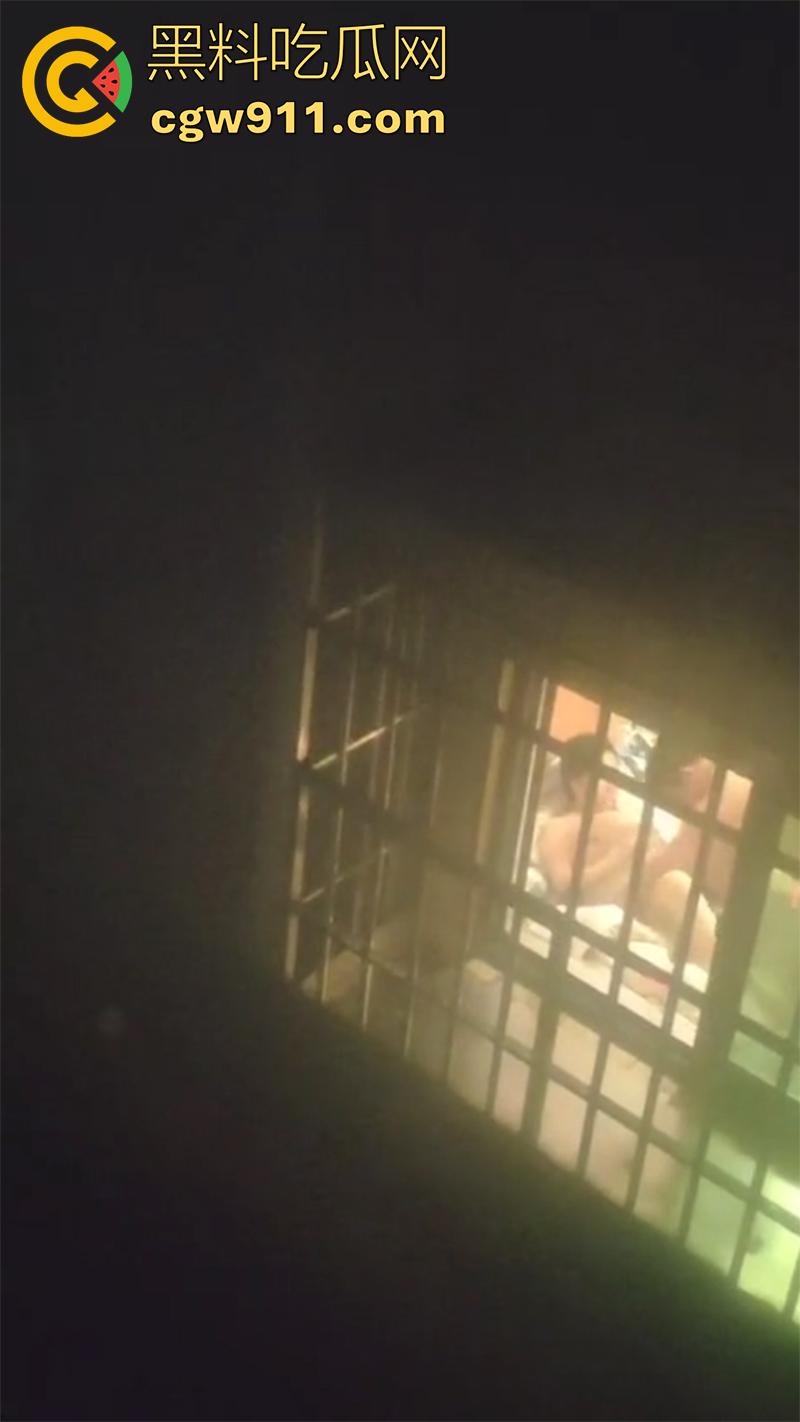 偷拍邻居开窗操逼，大姐趁老公不在偷情，竟开着窗户激情对垒，这段视频留下来，是不是能威胁大姐来一发？-6