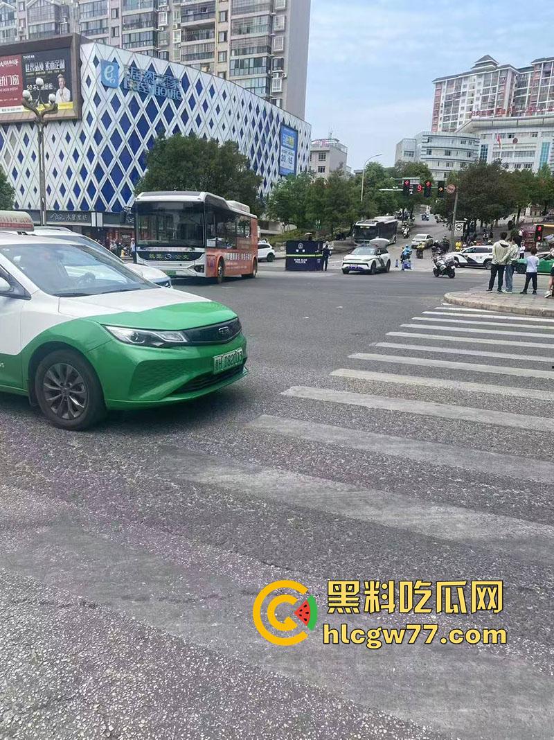 惨烈断头车祸，贵州省黔东南苗族侗族自治州，汽车下坡失控，碾压行人头都撞飞了！-3