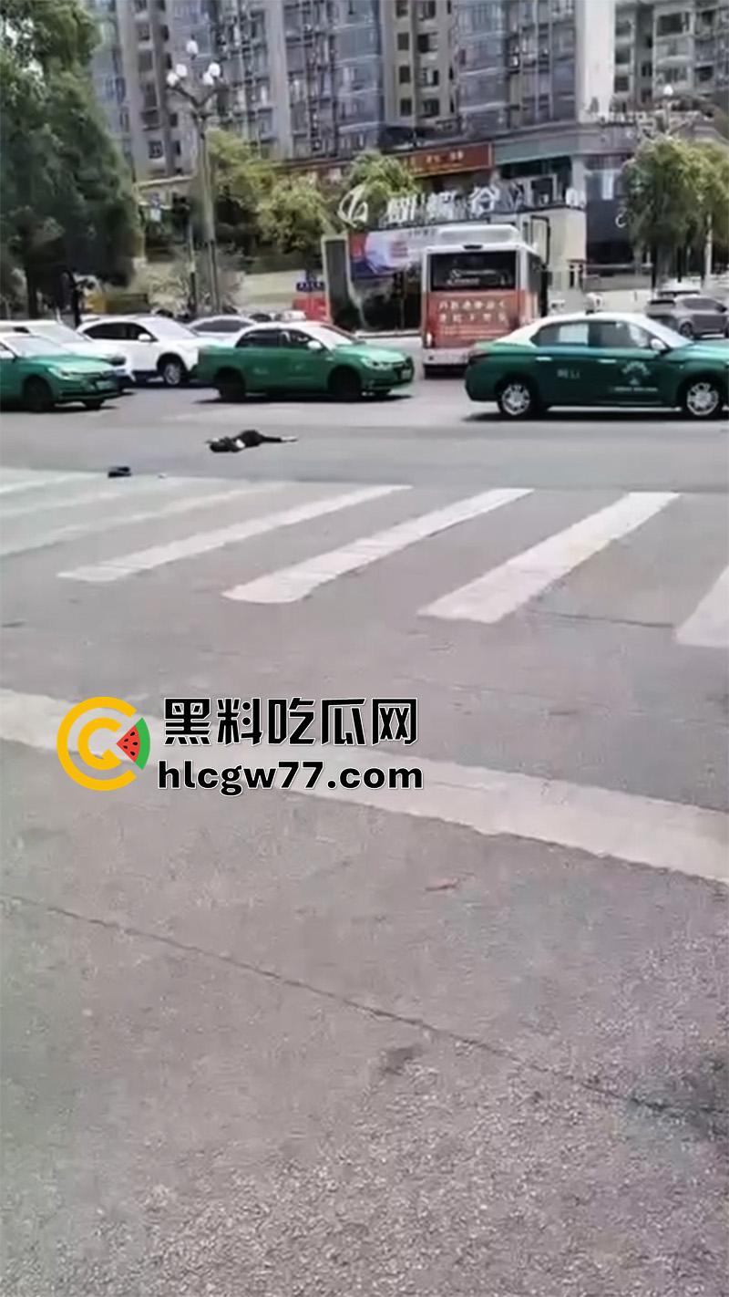 惨烈断头车祸，贵州省黔东南苗族侗族自治州，汽车下坡失控，碾压行人头都撞飞了！-6