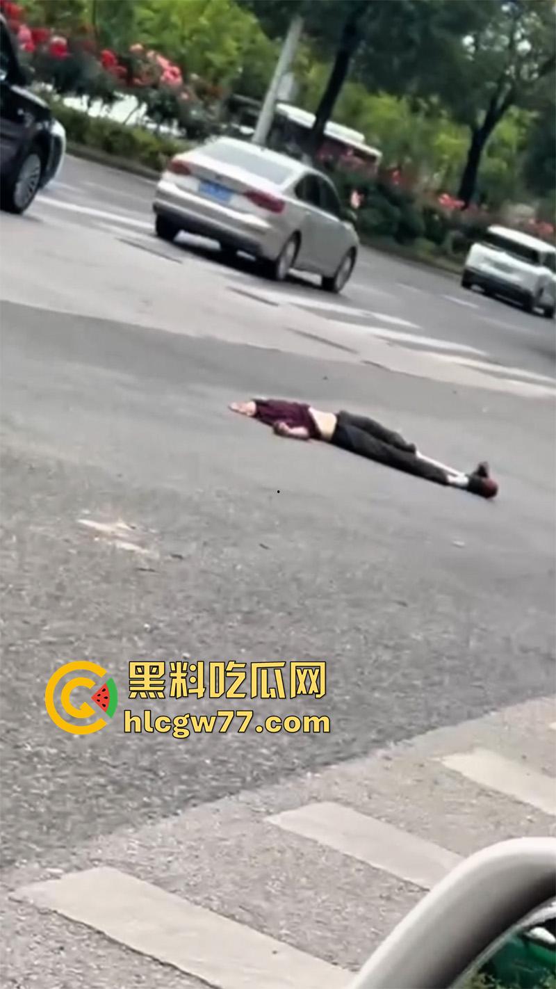 惨烈断头车祸，贵州省黔东南苗族侗族自治州，汽车下坡失控，碾压行人头都撞飞了！-8