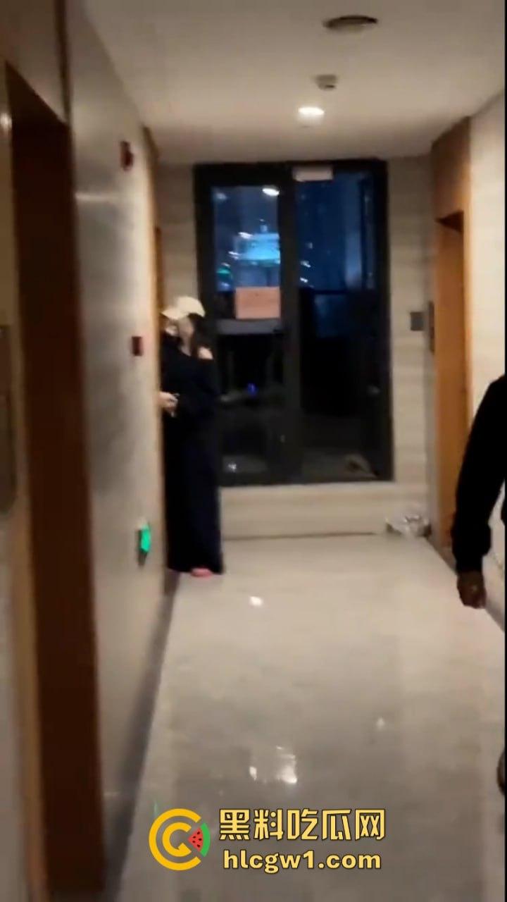 可怕！湖南长沙猥琐男闯入女生公寓偷窃衣物 妹子录视频机智报警抓人 这是真变态！-5