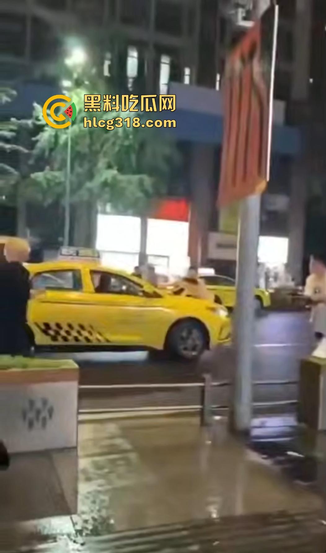 重庆九街6.21出租车撞人大乱斗，口嗨哥挑衅真实哥，力拍引擎盖天场面鸡飞狗跳！-5