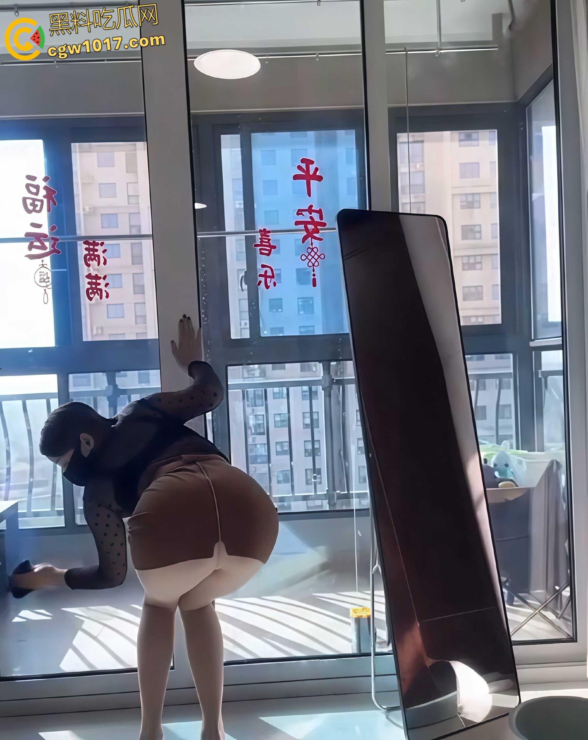 抖音巨乳宝妈【甜甜妈妈】，大尺度福利视频流出，对镜揉奶掰穴自慰特写，巨乳肥臀尽显少妇风情 ！-4