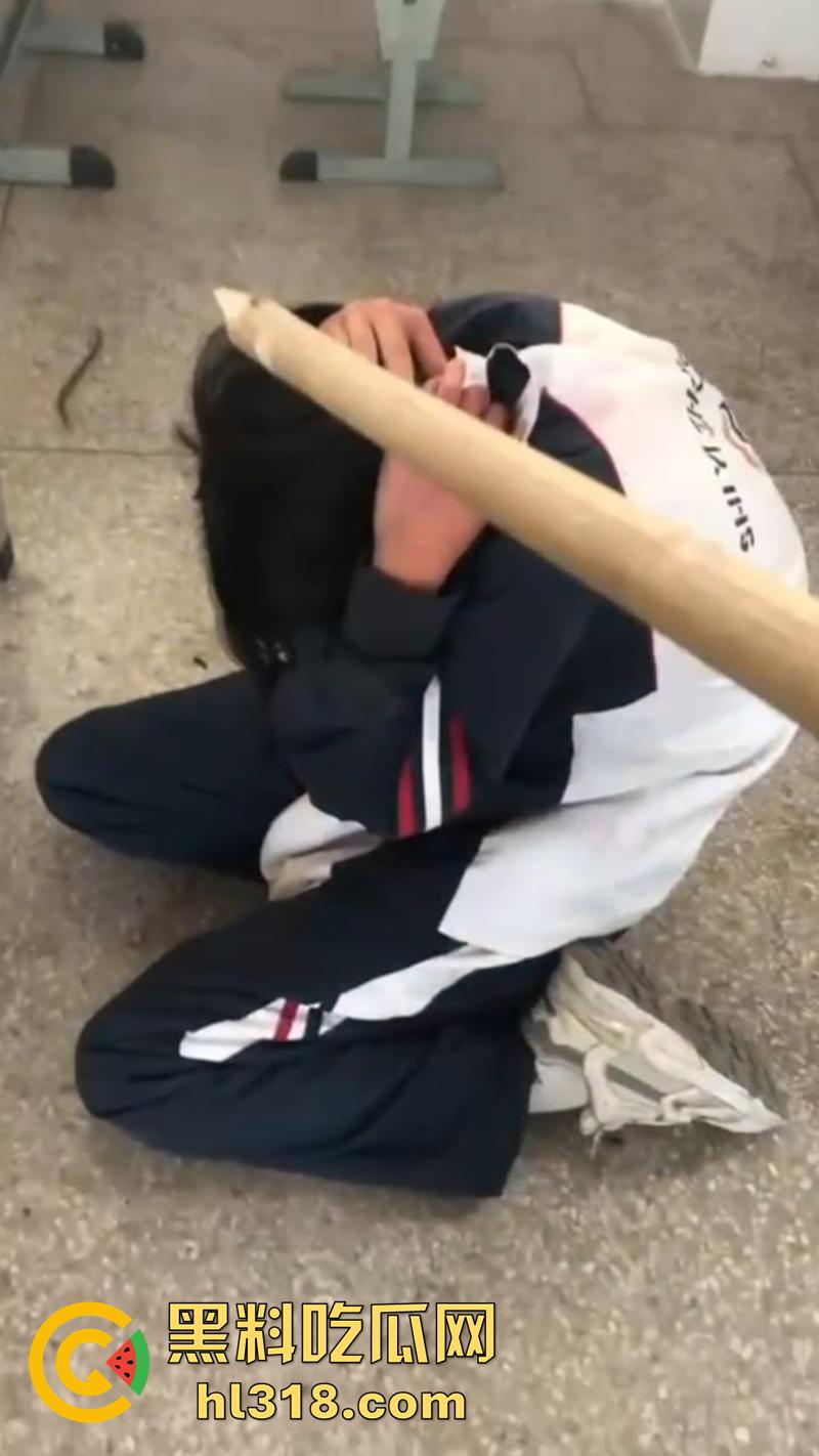 湖北第十一中学霸凌现场，实拍女学生被棍子爆头，果然最毒妇人心，欺负女人最狠的还得是女人-4