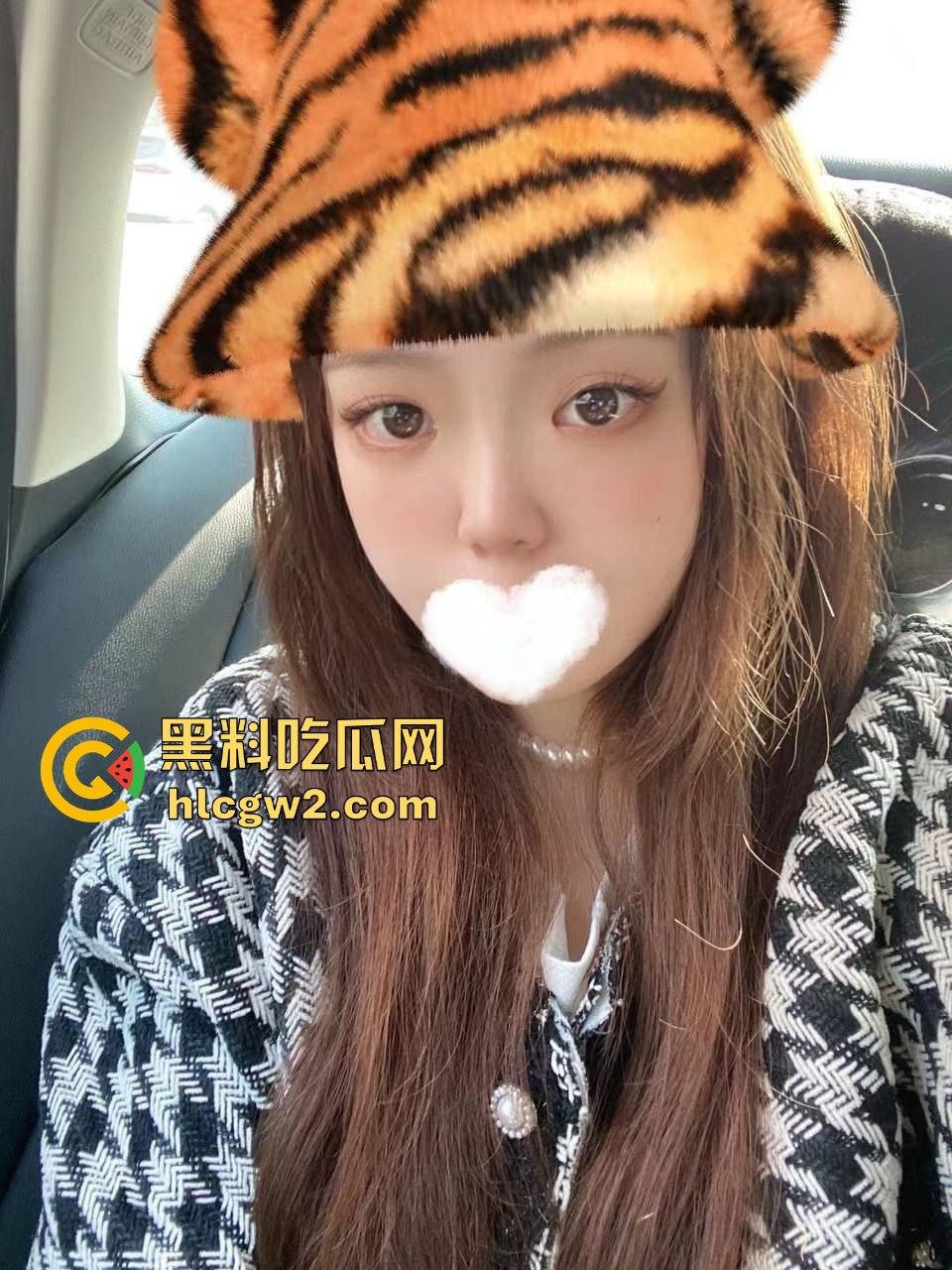 安徽骚气小妖精『唐悦心』 毛衣配肥臀腿又细又长，撅着出水得粉嫩鲍  肥臀一撅坐脸杀，男友直接沦陷！-6