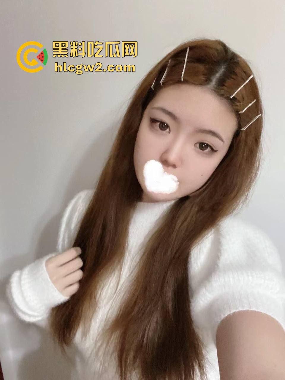 安徽骚气小妖精『唐悦心』 毛衣配肥臀腿又细又长，撅着出水得粉嫩鲍  肥臀一撅坐脸杀，男友直接沦陷！-17