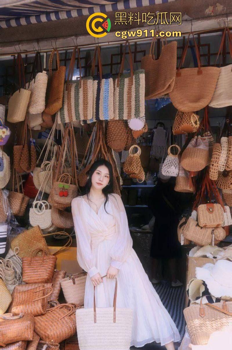 约炮浙江大学【胡雯璨】私密视频流出，床上揉胸吃鸡狂秀舌技，巨乳撅起被内射，跟学校的她完全相反！-5