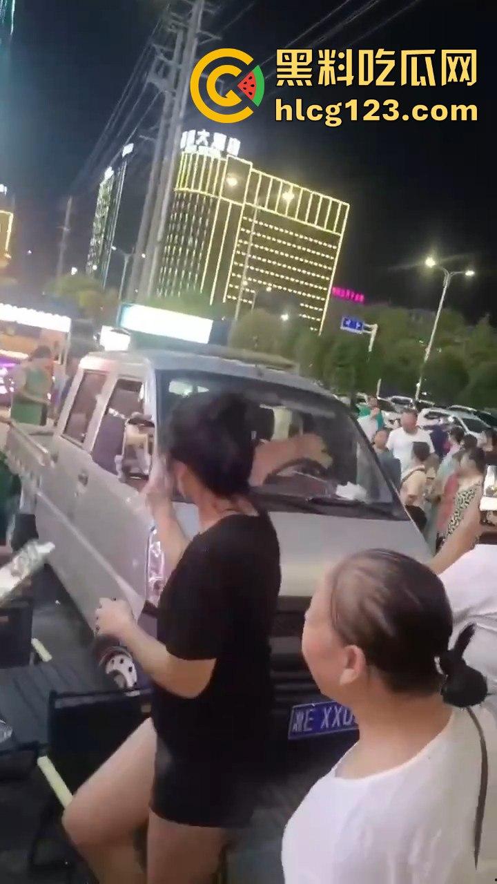 湖南邵东拉布拉多狗司机开倒车撞摊，装无辜伸舌头竟然成了明星！-9