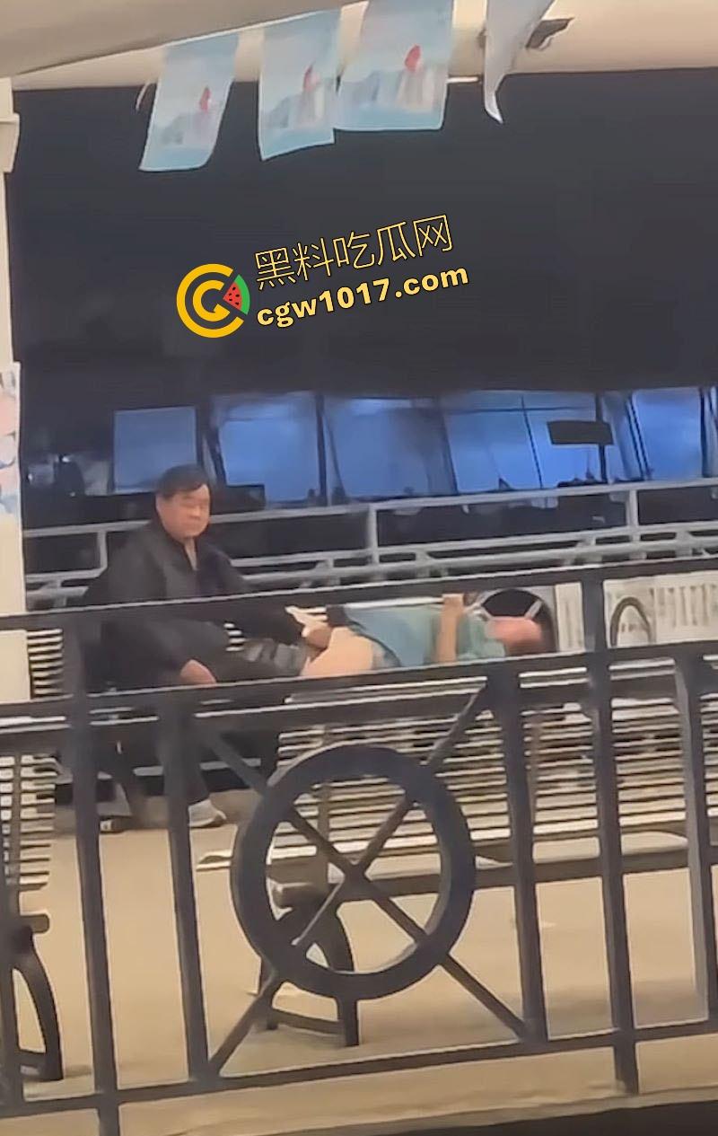 香港长洲码头六旬老人上演活春宫，宝刀未老船上动作猛烈，脱裤狂干不怕围观，老干部就是老干部丝毫不慌！-5