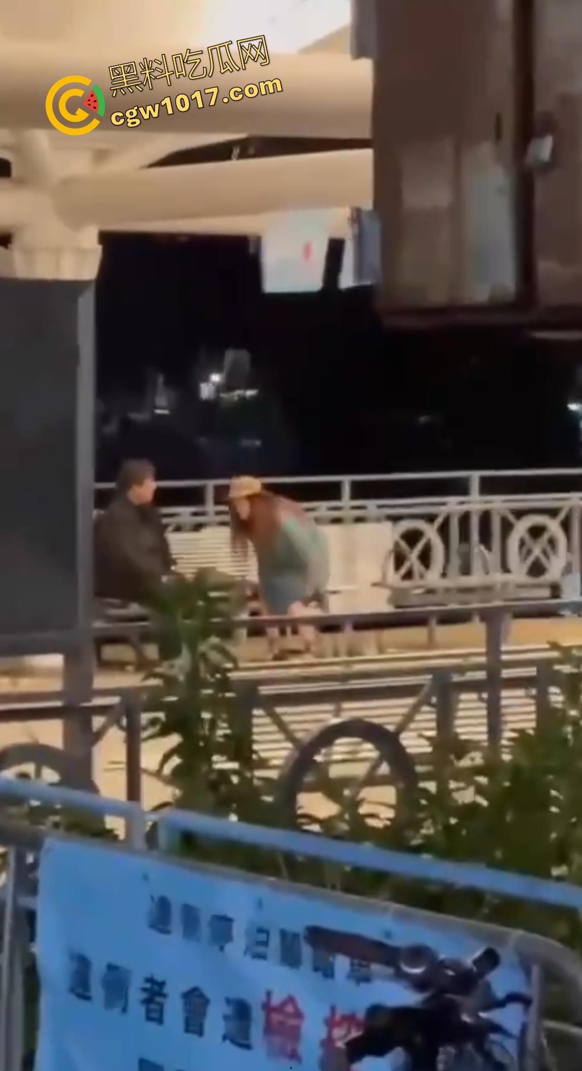 香港长洲码头六旬老人上演活春宫，宝刀未老船上动作猛烈，脱裤狂干不怕围观，老干部就是老干部丝毫不慌！-6