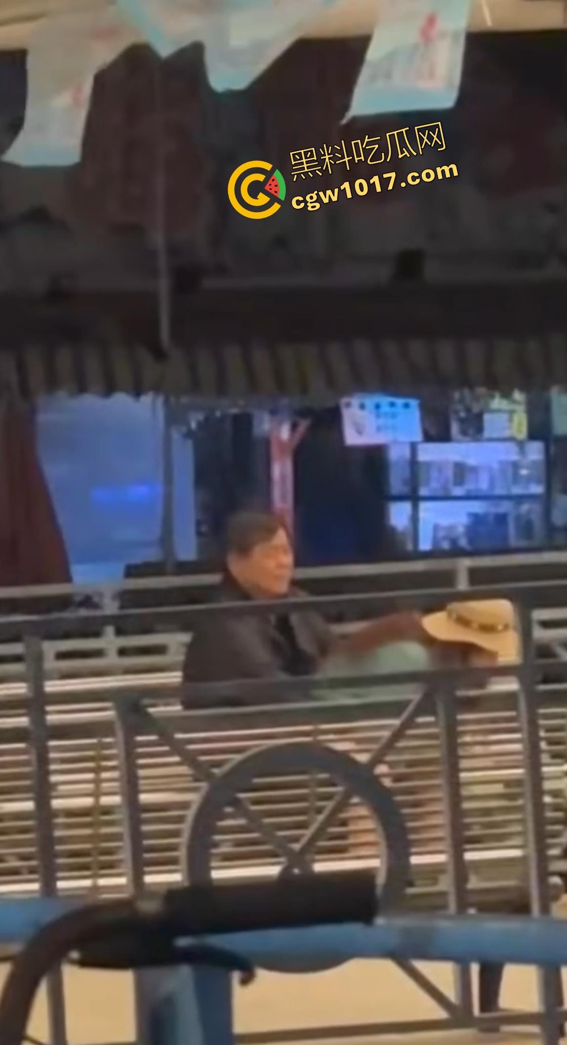 香港长洲码头六旬老人上演活春宫，宝刀未老船上动作猛烈，脱裤狂干不怕围观，老干部就是老干部丝毫不慌！-7