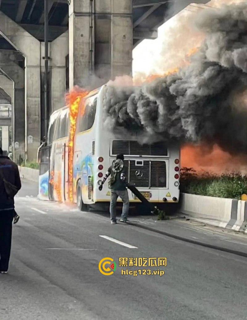 “闻者伤心 看着落泪”泰国幼儿园校车大火！25人恐成焦尸总理哭泣-1