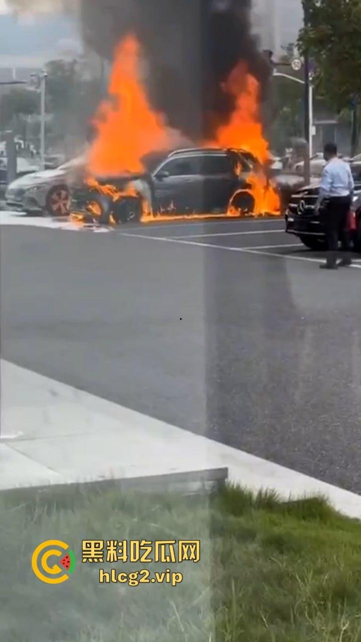 愿三叉照耀你的事业与前程又又又着了？奔驰4S店再曝新能源车自燃事件！-2
