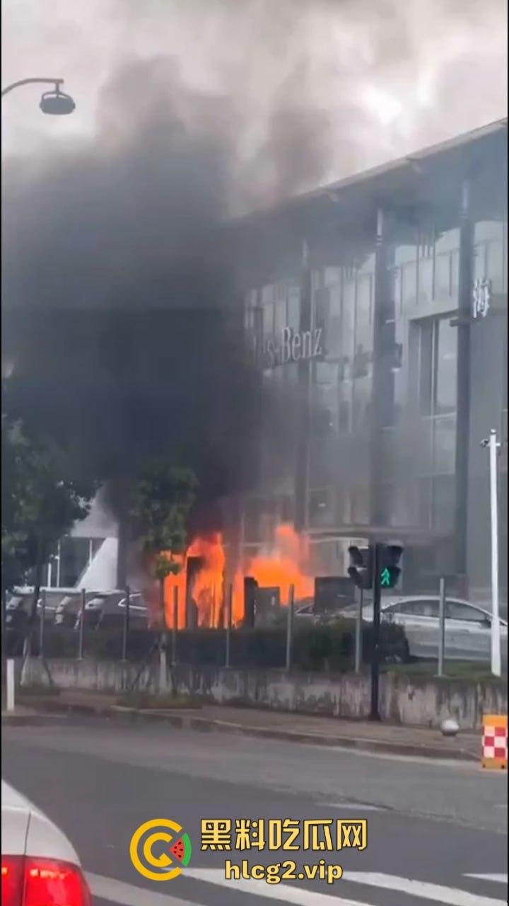 愿三叉照耀你的事业与前程又又又着了？奔驰4S店再曝新能源车自燃事件！-7