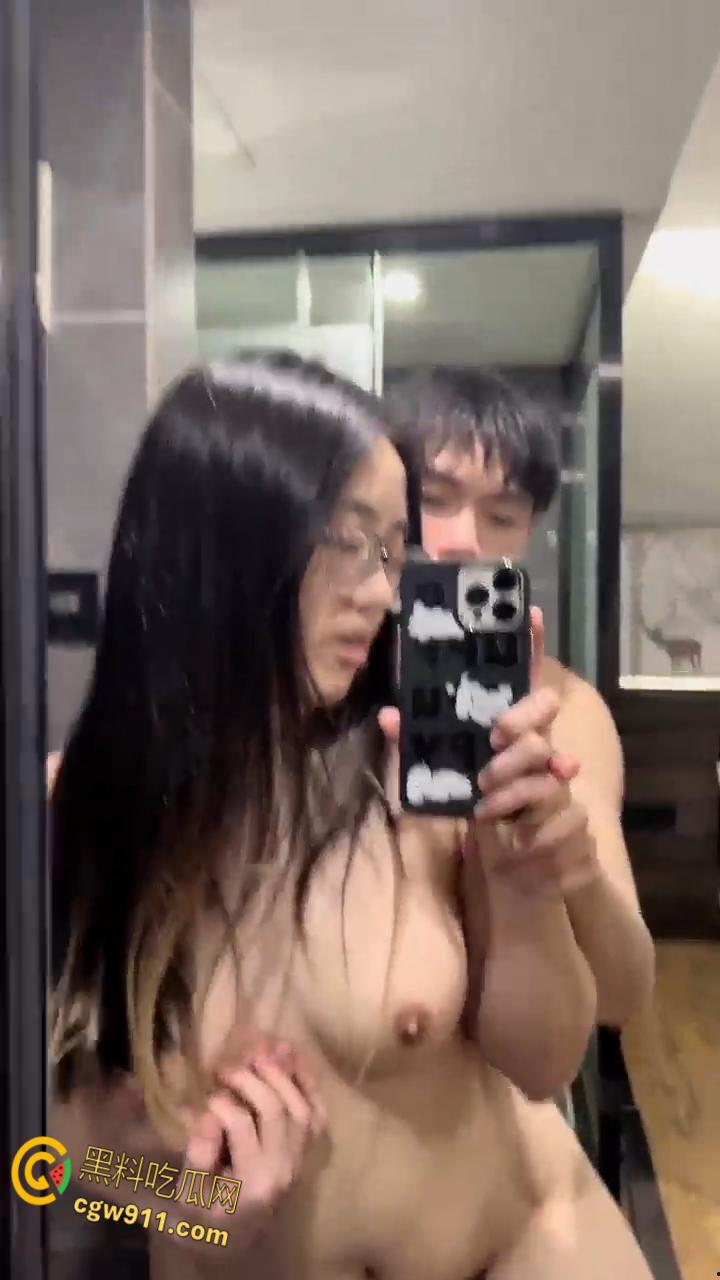 山西临汾微胖学妹【徐淼淼】，与男友酒店镜前后入自拍，极品翘臀后入爆操，白嫩巨乳晃动不止！-7