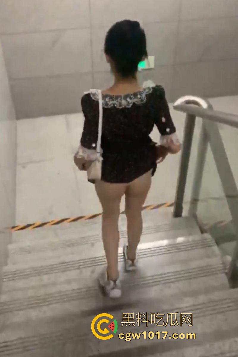 让我们一起欣赏一只合格名媛母狗的调教过程，走廊撅臀爬行户外露穴，浴缸放尿口交深喉，可谓是样样精通！-2