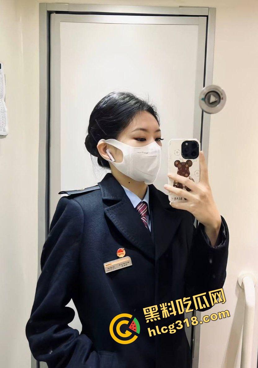 列车员姐姐下班就急着要，制服还没脱就在办公室楼道开操，裙子撩到腰上逼水顺着丝袜滴！-1