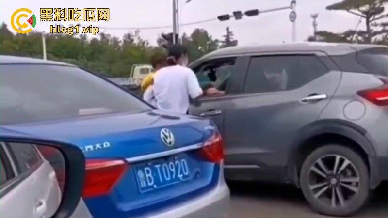 山东又又又上分了！宝妈追尾抱着孩子拿小刀刺前车司机！-11