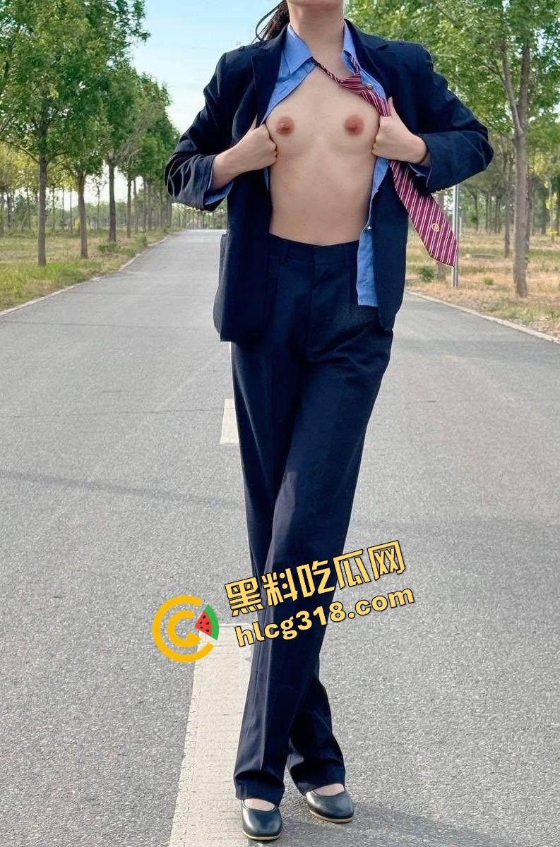 列车员姐姐下班就急着要，制服还没脱就在办公室楼道开操，裙子撩到腰上逼水顺着丝袜滴！-16