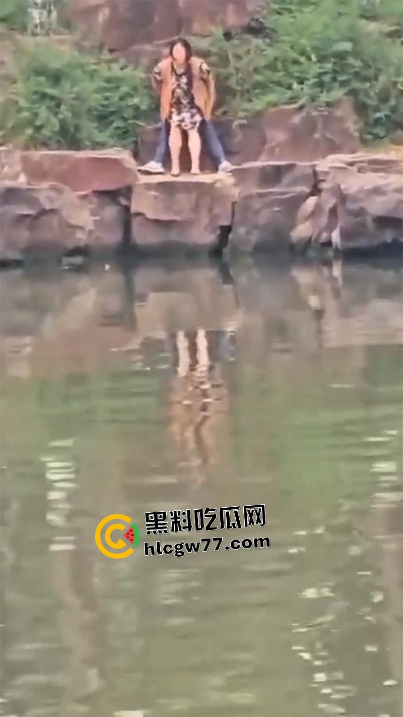 小河边老头乐 当街拉客户直接野战 这么操真方便啊 连卫生纸都省了-5