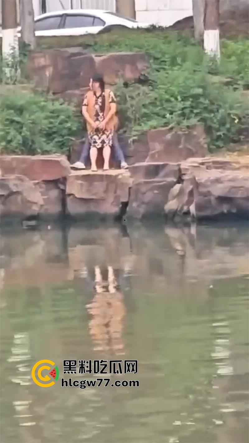 小河边老头乐 当街拉客户直接野战 这么操真方便啊 连卫生纸都省了-6