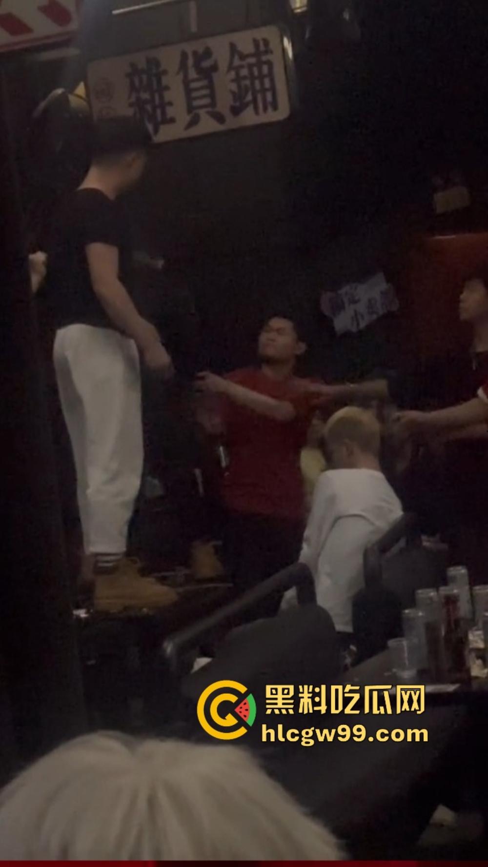 石家庄YOLO酒馆到底有多疯？50v50群架斗殴互砸酒瓶不算啥，厕所里直接开炮，这群小屁孩是疯了吧？-5