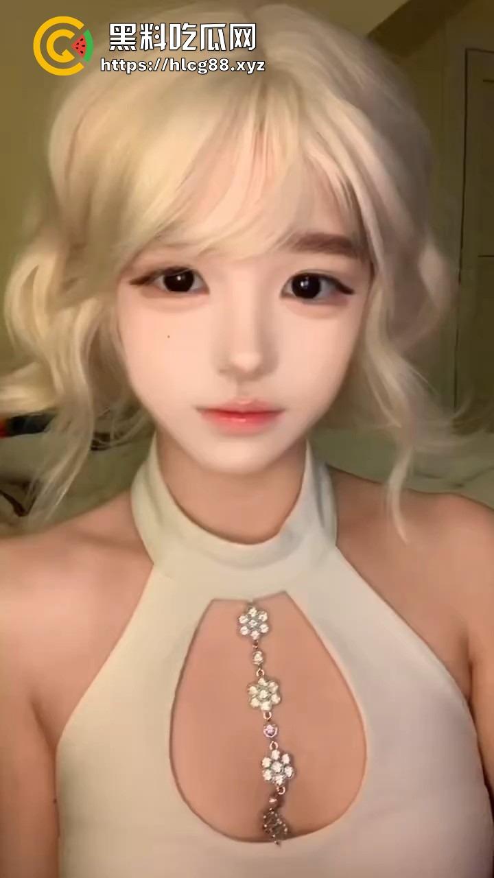 抖音美少女【鳗鱼mumu】推特卖逼，真名胡雯丽江西贱货背着男友收门槛裸聊，亲爹猥亵变态瘾曝光！-6