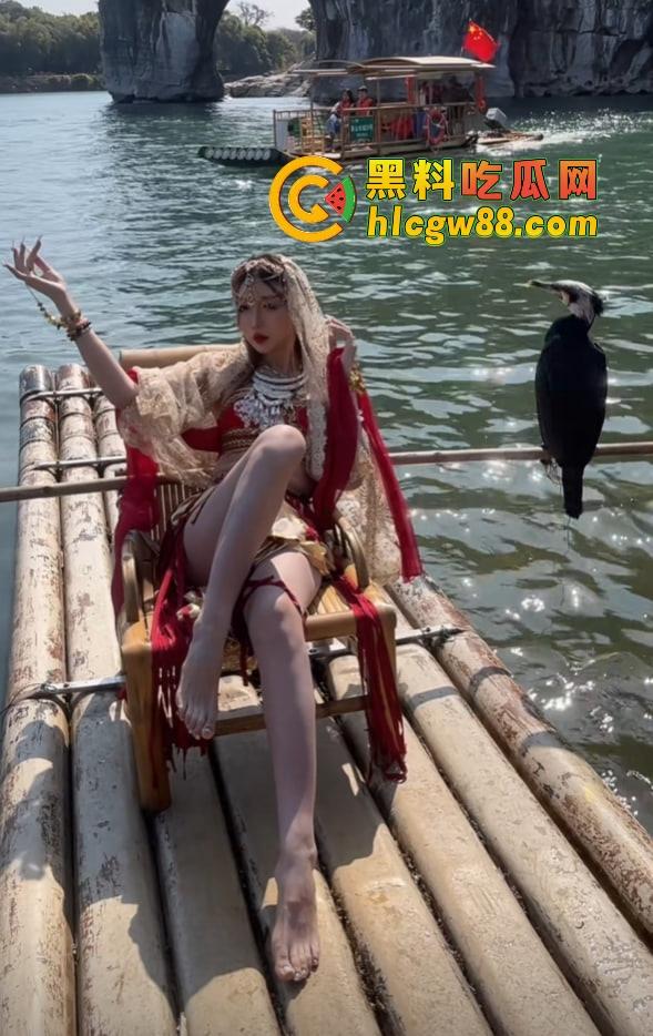 深圳车展『宫梦儿』靠露逼毛一天涨粉1万，车模个个会玩大秀骚操作质量逆天，这个行业真是卷疯了！-3