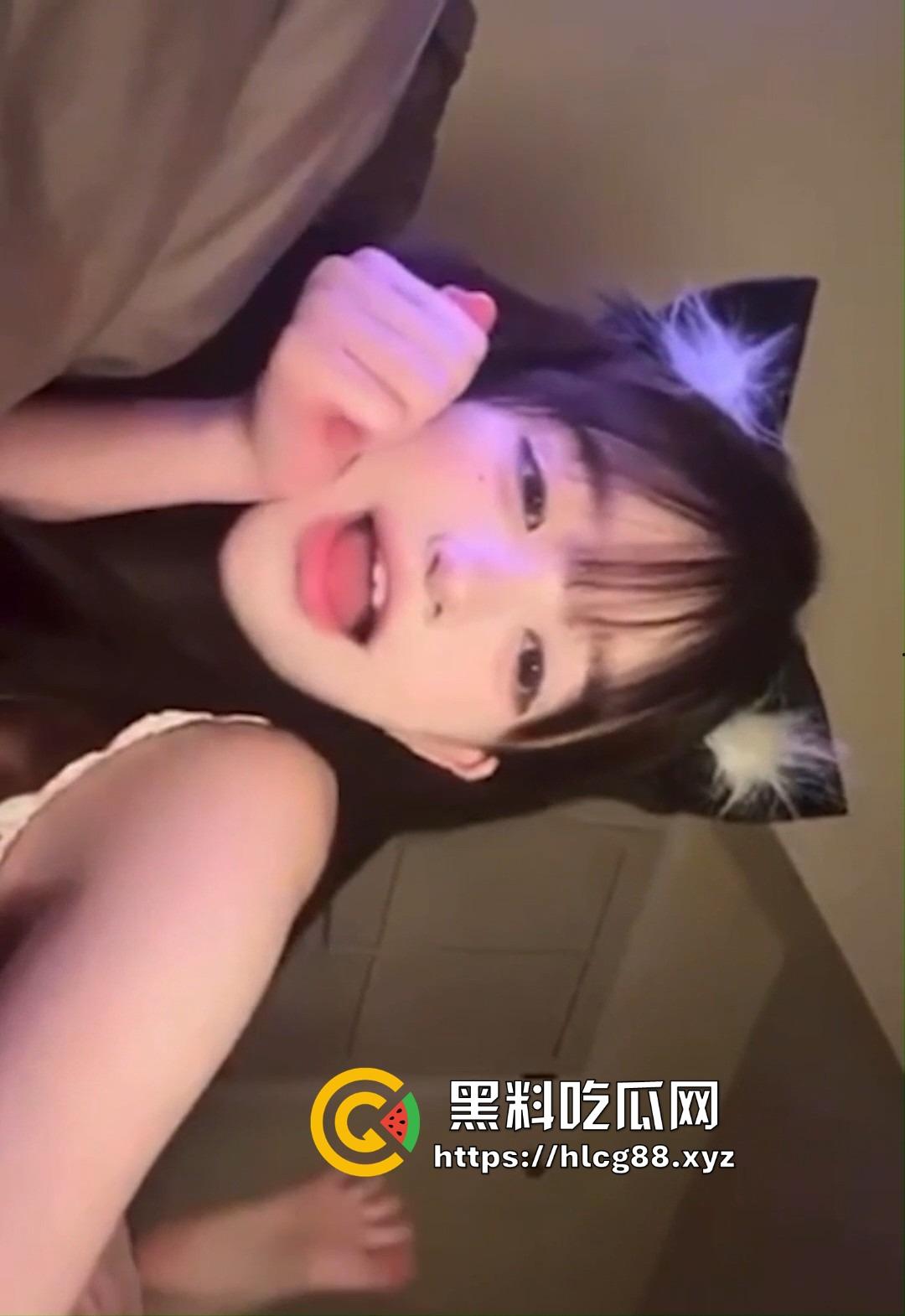 抖音美少女【鳗鱼mumu】推特卖逼，真名胡雯丽江西贱货背着男友收门槛裸聊，亲爹猥亵变态瘾曝光！-8