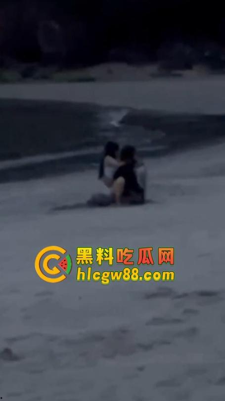 越南网黄『奥利安』岘港海滩操场完成任务，电动骚马达榨大哥屌汁炸沙，速操收米回去继续播！-8