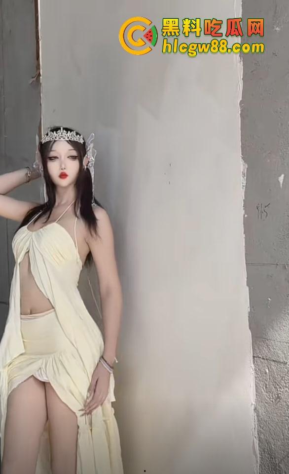 深圳车展『宫梦儿』靠露逼毛一天涨粉1万，车模个个会玩大秀骚操作质量逆天，这个行业真是卷疯了！-6