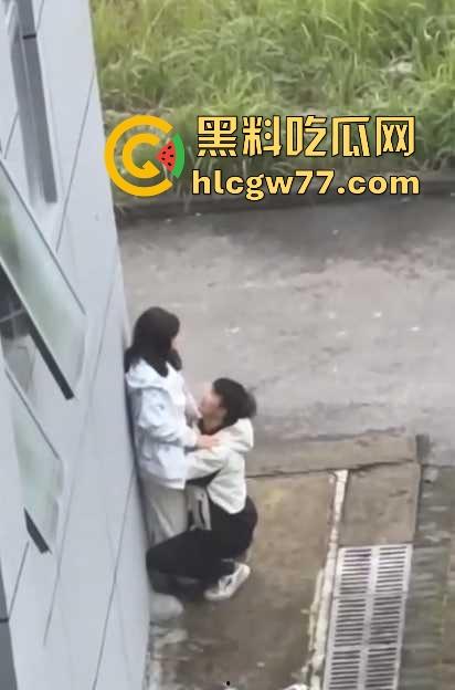 江苏盐城中学小情侣躲在教学楼后面偷腥被人偷拍，男生实在弥补确实的母爱吗？-3