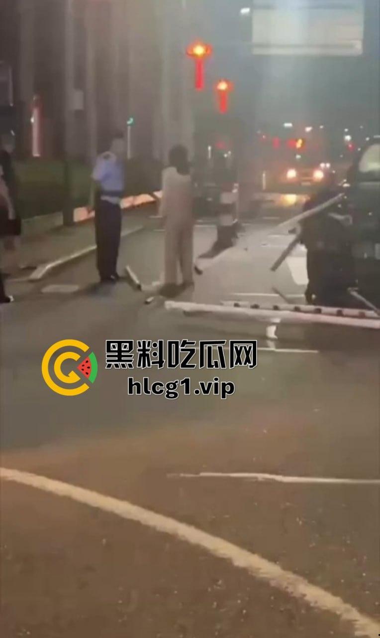 小仙女失控大闹现场！怒怼围观群众不锁死就撞死你们！当着警察面还动手打人，真把自己当仙女了？-9