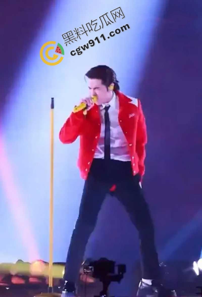 顶流歌星【萧敬腾】大巨蛋演唱会陷入“胯间危机”!因为动作太大,裤子都塌了,红内裤暴露惊呆歌迷-2