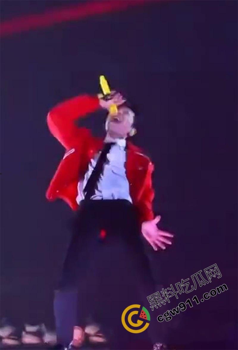 顶流歌星【萧敬腾】大巨蛋演唱会陷入“胯间危机”!因为动作太大,裤子都塌了,红内裤暴露惊呆歌迷-3