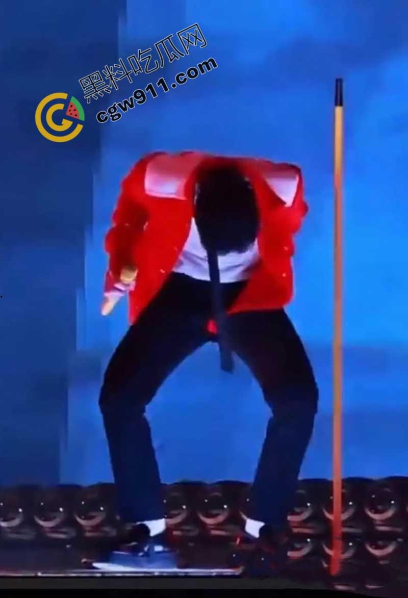 顶流歌星【萧敬腾】大巨蛋演唱会陷入“胯间危机”!因为动作太大,裤子都塌了,红内裤暴露惊呆歌迷-4