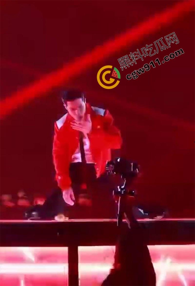 顶流歌星【萧敬腾】大巨蛋演唱会陷入“胯间危机”!因为动作太大,裤子都塌了,红内裤暴露惊呆歌迷-7