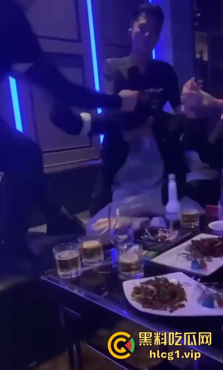 抖音网红【王天缘】青岛砸车 以一敌三事件持续升级！王天缘录制视频声称找斩虎陪葬！-9